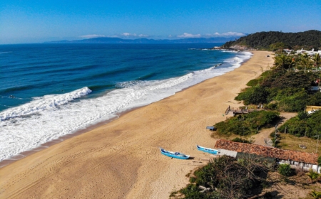 conheca-a-praia-do-estaleirinho-de-balneario-camboriu.jpg